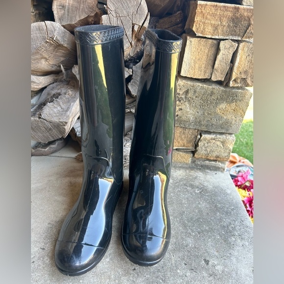 UGG Shaye classic black water proof rain boot w/high gloss finish. Sz-6.    B - Picture 5 of 15